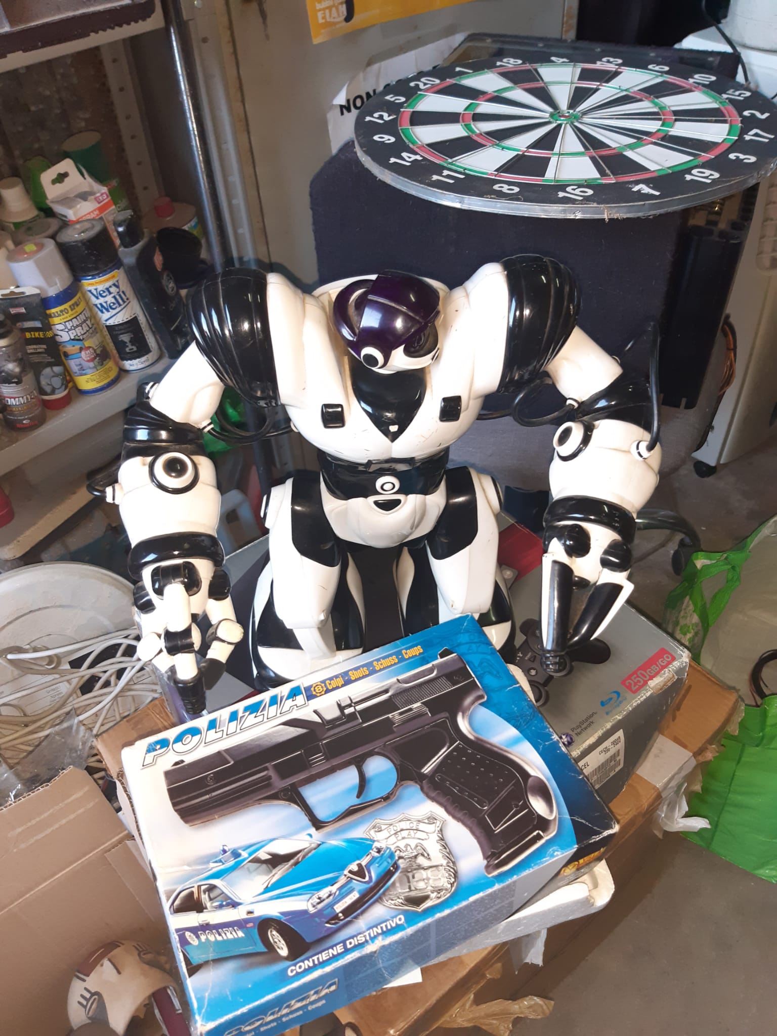 Robot giocattolo bianco e nero